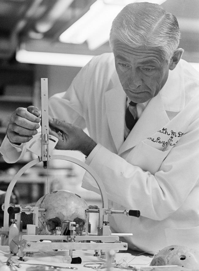 罗伯特.希思博士试用颅内电极植入装置。照片拍摄于1966年11月11日